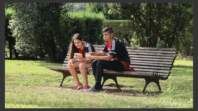 La hora del partido cayó justo para almorzar algo en el parque. (Rosario3.com)