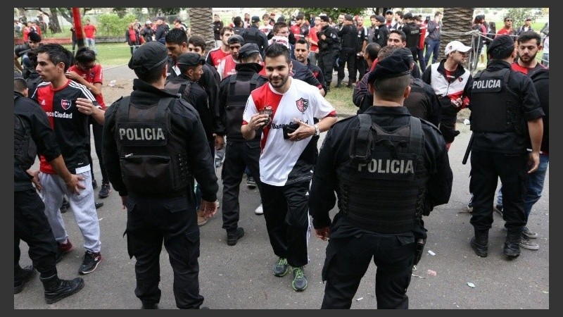 Policías en la entrada del Marcelo Bielsa. 