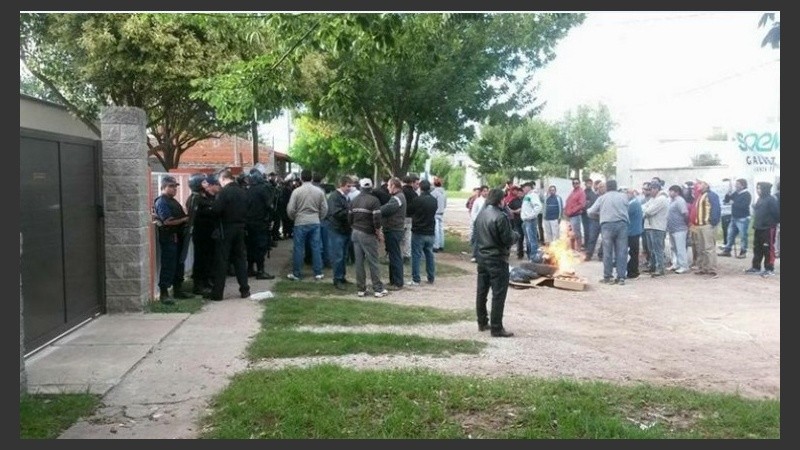 Protesta de los trabajadores municipales frente a la casa del intendente de Las Rosas.