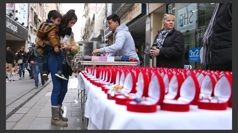 Vendedores de todo tipo de accesorios e indumentaria se instalaron en las peatonales en busca de clientes. (Alan Monzón/Rosario3.com)