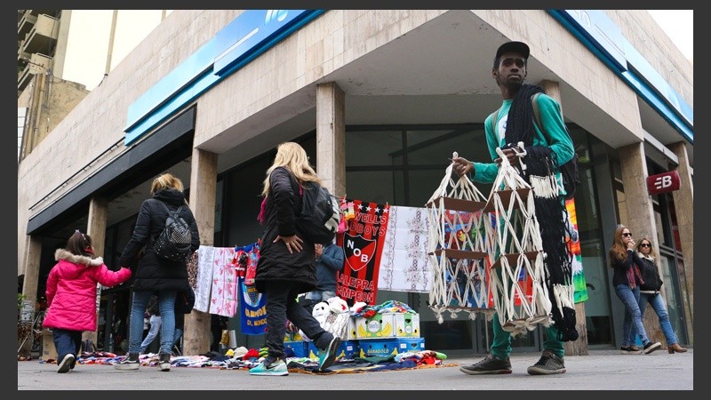 Un joven vendiendo hamacas paraguayas en una esquina céntrica. (Alan Monzón/Rosario3.com)