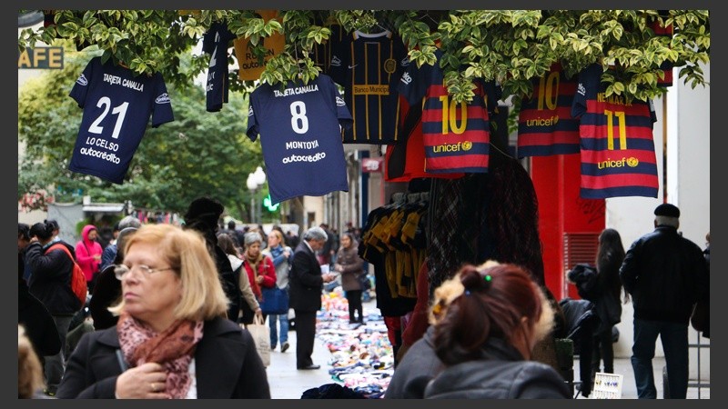 Camisetas de Central y Barcelona colgadas en un árbol de la peatonal para ser vendidas. (Alan Monzón/Rosario3.com)