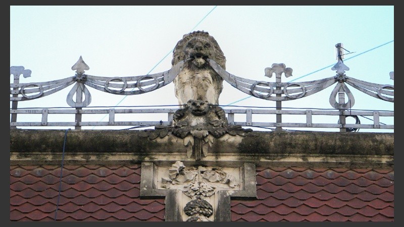 Una figura de un león en un tejado. (Rosario3.com)