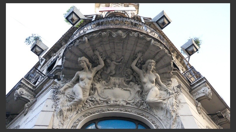 Espectaculares esculturas en el frente de lo que fue el Hotel Roma. (Rosario3.com)