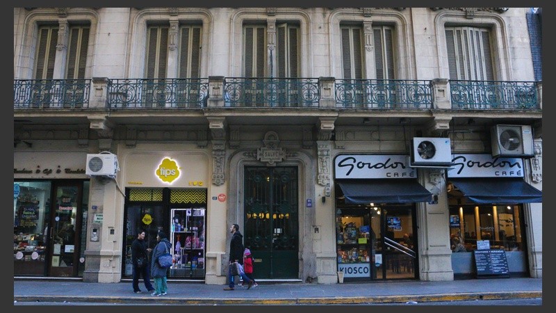 Diversos comercios se pueden ver a lo largo de toda la avenida. (Rosario3.com)