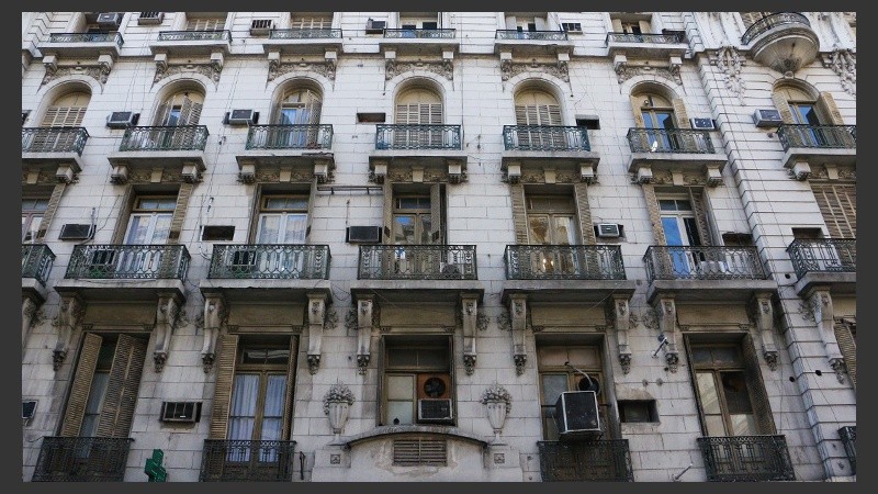 La fachada de los edificios cercanos a la intersección con Córdoba se distinguen por fachadas con muchos balcones. (Rosario3.com)