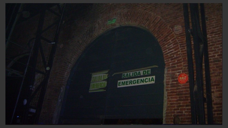 Por calle Central Argentino, dos salidas de emergencia. 