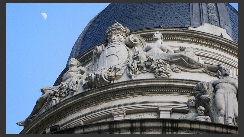 Las emblemáticas esculturas del edificio de la Bolsa de Comercio en Corrientes y Córdoba se destacan por sobre el resto. (Rosario3.com)
