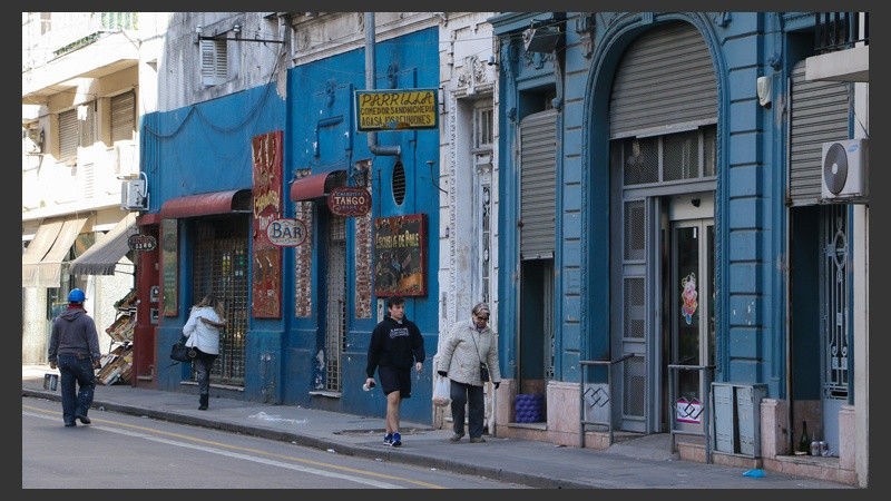 Con su fisonomía de antiguas casonas, en calle Corrientes se mezclan comercios con viviendas. (Rosario3.com)