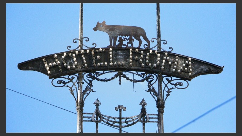 En el ex Hotel Roma de Corrientes y Santa Fe, la imagen del antiguo cartel donde una loba alimenta a personas aún perdura en lo alto del edificio. (Rosario3.com)
