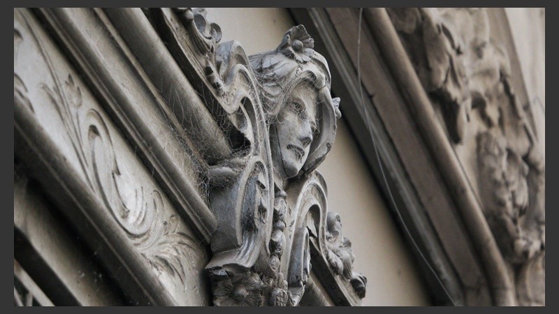 Una imagen del rostro de una mujer perdura en el tiempo en una de los edificios de la avenida. (Rosario3.com)