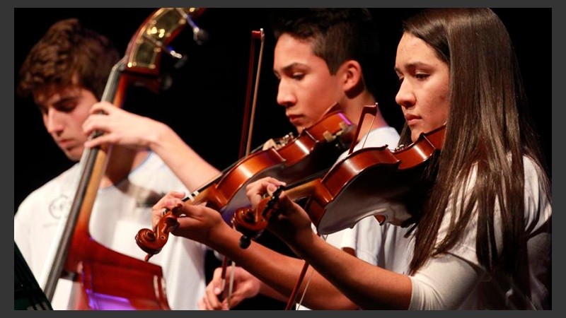 La Escuela Orquesta posee 16 talleres gratuitos y 220 destinatarios directos de 3 a 16 años de edad, que estudian en contraturno escolar.