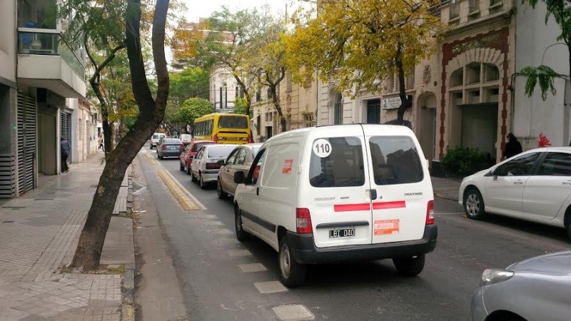 El tránsito suele hacerse pesado por calle Catamarca.