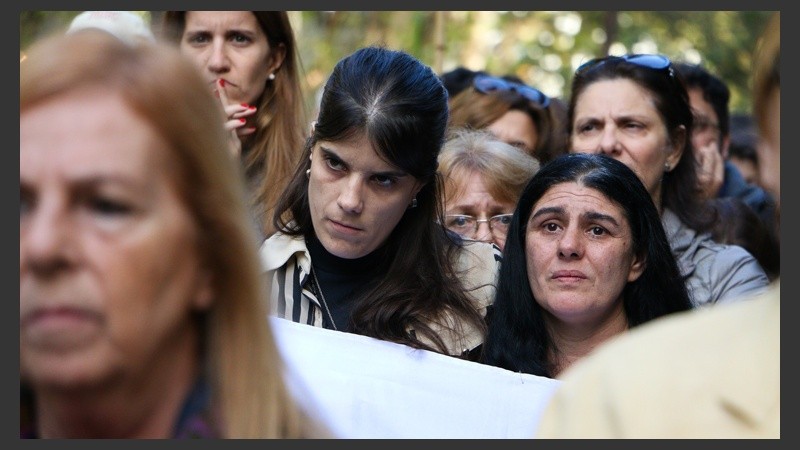 Militantes y familiares escucharon la lectura de la sentencia frente a los Tribunales Federales de Rosario este miércoles al mediodía. (Alan Monzón/Rosario3.com)