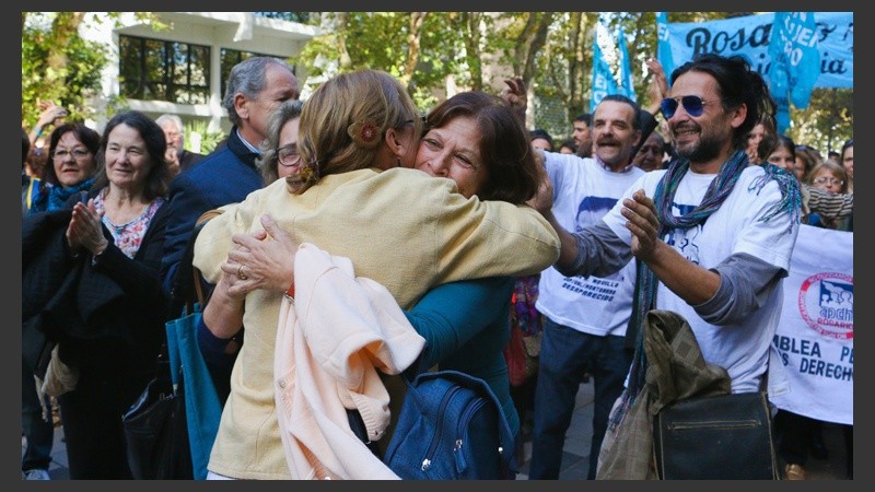 Emoción y contención entre los presentes durante la lectura de la sentencia este miércoles. (Alan Monzón/Rosario3.com)