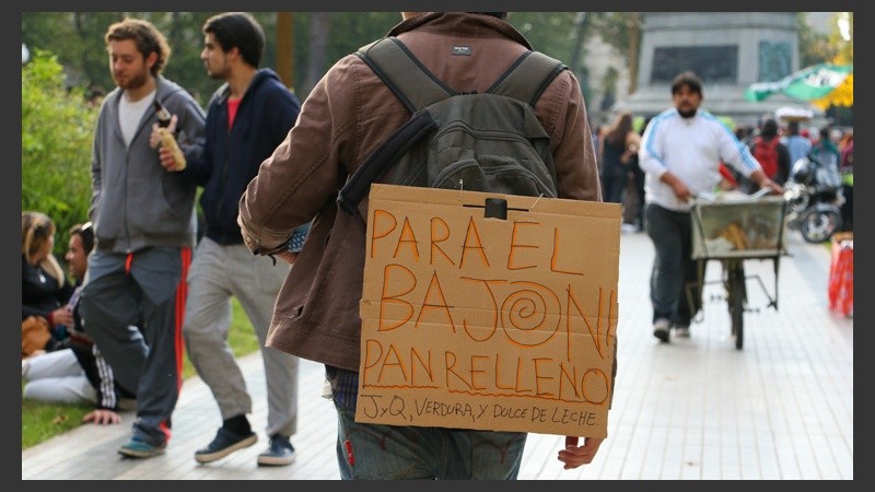 Un vendedor y un llamativo cartel. (Alan Monzón/Rosario3.com)