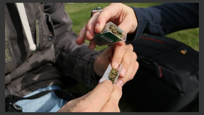 Unos jóvenes arman un cigarrillo de marihuana en plaza San Martín. (Alan Monzón/Rosario3.com)