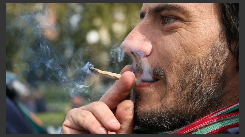 Un hombre fuma un cigarrillo. Los manifestantes marcharon a favor del cannabis. (Alan Monzón/Rosario3.com)