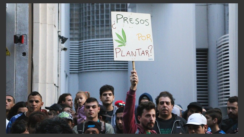 Uno de los carteles visto durante la marcha. (Alan Monzón/Rosario3.com)