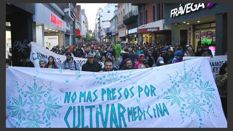 Manifestante en plena peatonal Córdoba. (Alan Monzón/Rosario3.com)