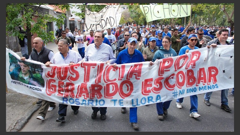 La movilización se repite todos los miércoles. Hace ya dos meses que encontraron a Escobar en el río Paraná. (Rosario3.com)