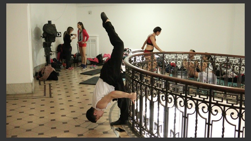 Precalentamiento en uno de los hall que tiene la sala Lavardén. (Alan Monzón/Rosario3.com)