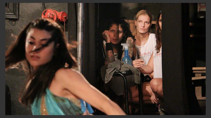A un costado del escenario, unas chicas observan atentas la performance de una joven. (Alan Monzón/Rosario3.com)