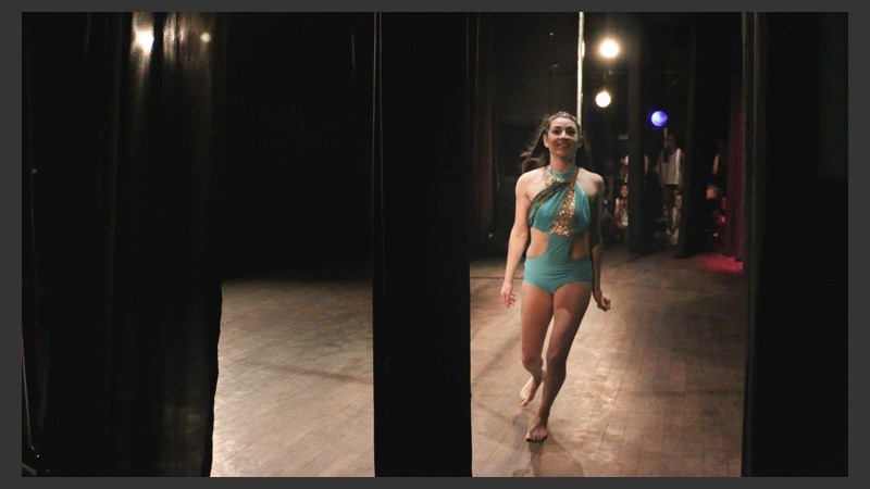 Una atleta sonríe mientras abandona el escenario al finalizar su baile. (Alan Monzón/Rosario3.com)