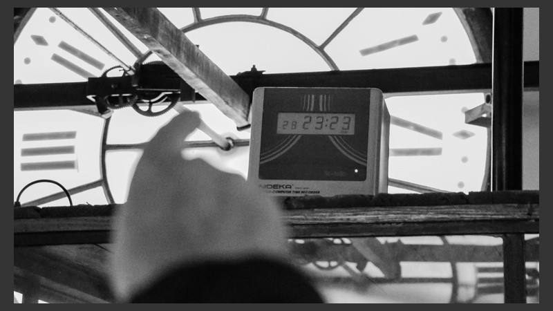 Un sistema automatizado mueve las agujas cada minuto. Hasta 1965 el reloj funcionó con sus piezas originales. (Alan Monzón/Rosario3.com)