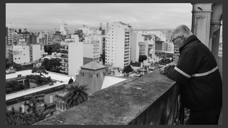Cornier disfruta desde lo más alto de la torre la vista de la ciudad. (Alan Monzón/Rosario3.com)