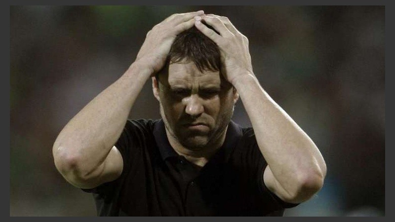 Coudet y un gesto que describe su decepción en el final del partido. 