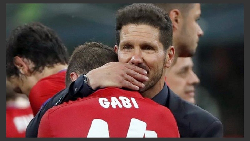 El Cholo abraza a Gabi después de la derrota.