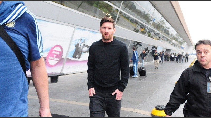 Messi al llegar al aeropuerto desde San Juan, donde sufrió una lesión.