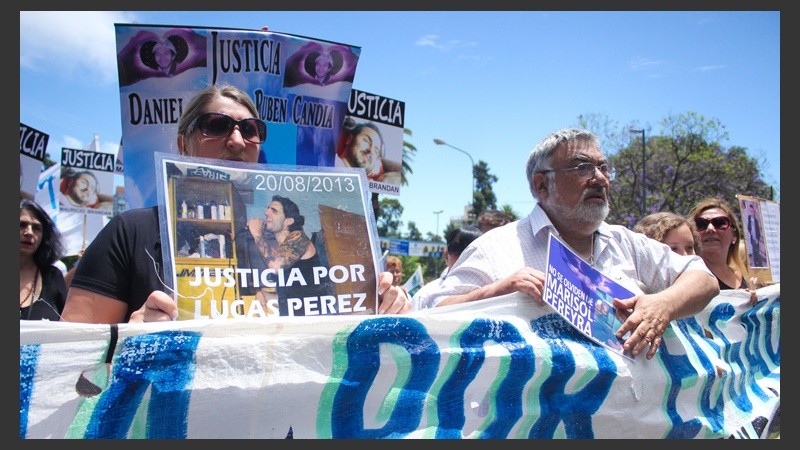Familiares de Lucas Pérez y Marisol Pereyra en la marcha de este miércoles. (Alan Monzón/Rosario3.com)