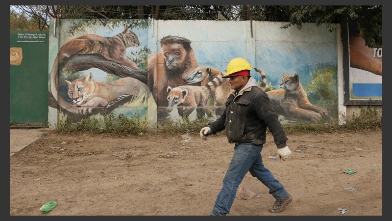 Un mural con animales en el ingreso al refugio en Sorrento al 1500. (Alan Monzón/Rosario3.com)