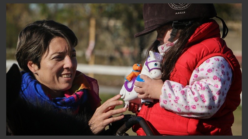 Una niña recibe un caballo de juguete. Cada clase dura alrededor de media hora y se planifica según cada caso. (Alan Monzón/Rosario3.com)