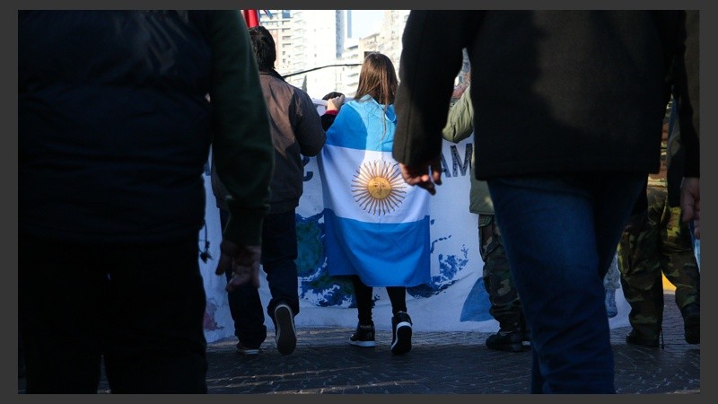Una joven marcha por las calles con una bandera Argentina. (Alan Monzón/Rosario3.com)