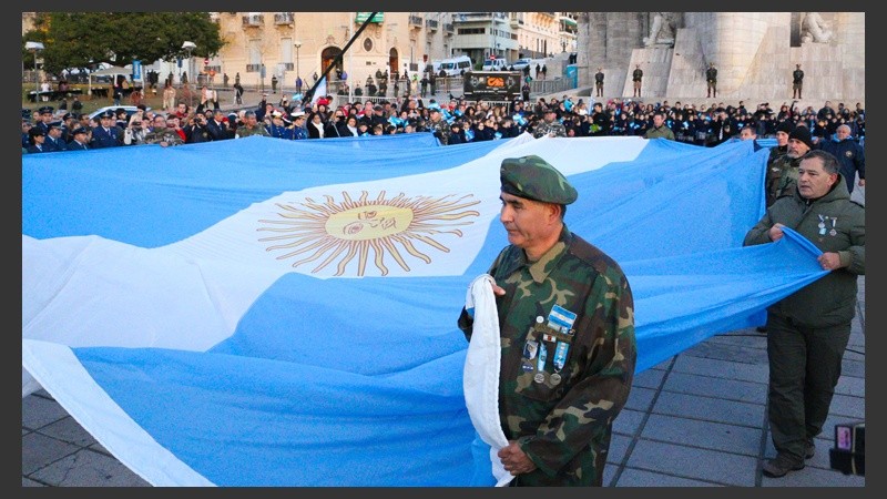 Ex combatientes de Malvinas trajeron la bandera que fue izada en el mástil del Monumento. (Alan Monzón/Rosario3.com)
