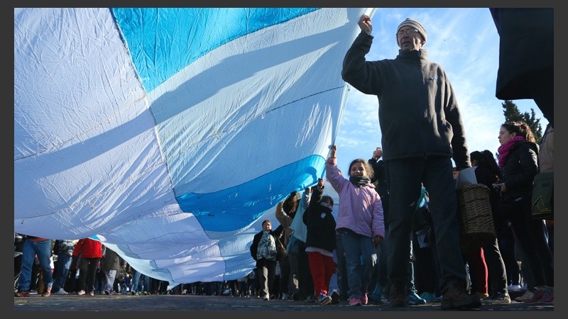 La bandera más larga del mundo presente en el desfile. (Alan Monzón/Rosario3.com)