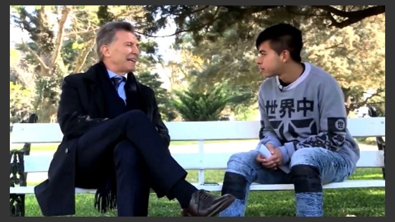 Mauricio Macri charla con un adolescente. 