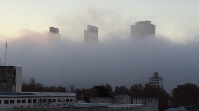 Bajo el manto gris, las torres de la ciudad se hicieron invisibles.