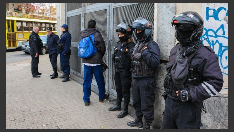 Policías custodiaban la sede de Trabajo. 
