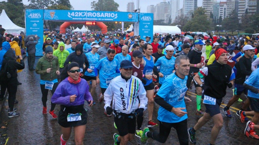 Miles de atletas desafiaron la lluvia y corrieron la clásica maratón rosarina.