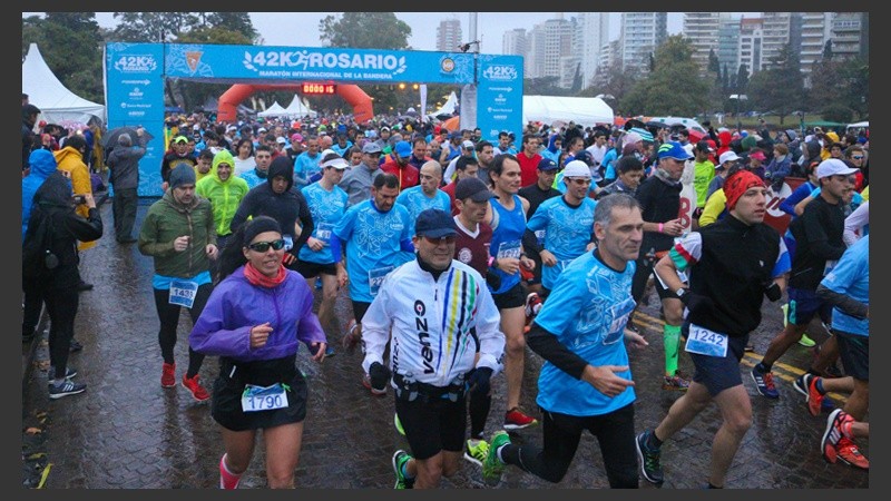 Miles de atletas desafiaron la lluvia y corrieron la clásica maratón rosarina. (Alan Monzón/Rosario3.com)