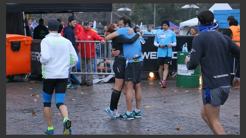 Amor runner. Una pareja se despide antes de iniciar la carrera. (Alan Monzón/Rosario3.com)