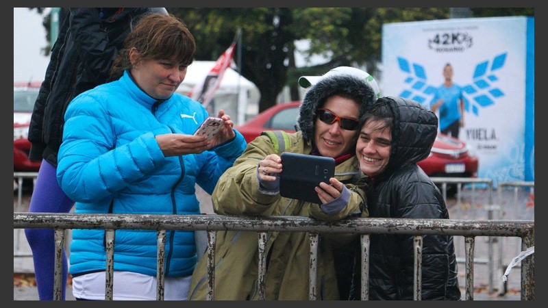 Una selfie para el recuerdo. El público bien abrigado. (Alan Monzón/Rosario3.com)