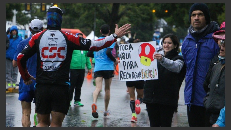 Una joven anima a los atletas en plena carrera. (Alan Monzón/Rosario3.com)
