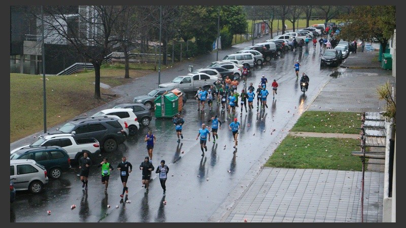 Avenida de la Libertad al 100. Los corredores en plena competencia. (Alan Monzón/Rosario3.com)