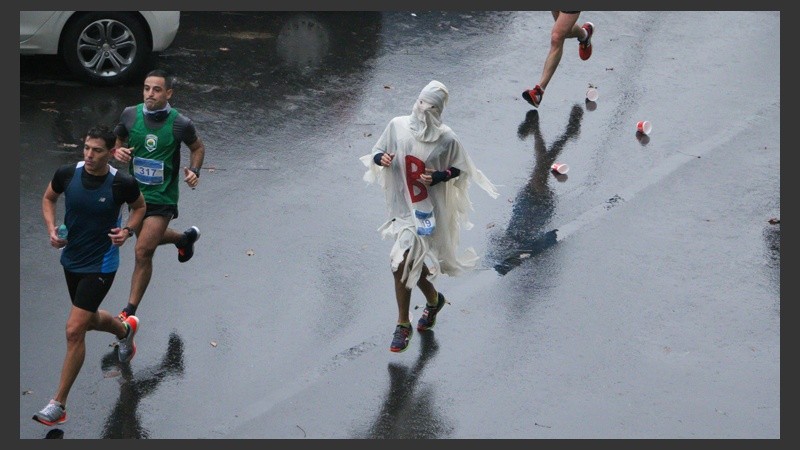 El Fantasma de la B también corrió los 42 kilómetros de Rosario. (Alan Monzón/Rosario3.com)