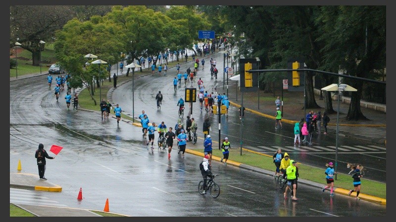 Avenida Belgrano con los corredores este domingo lluvioso. (Alan Monzón/Rosario3.com)